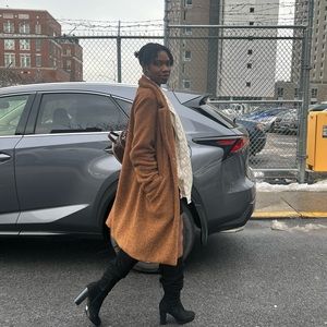 Meet your Posher, Awa